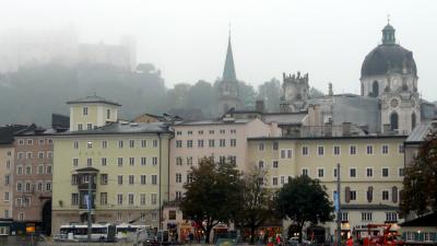 47雨に煙るホーエンザルツブルグ城とザルツァッハ川