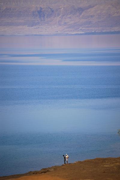 空は青く、死海はさらに青く、そして大地は乾いていた。