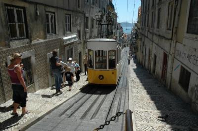 赤い屋根と坂の町”リスボン”