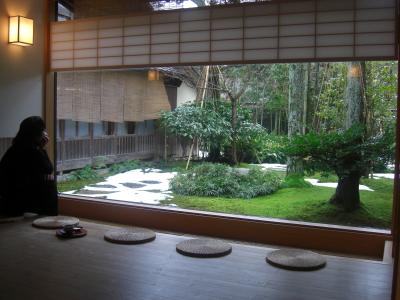 男は背中でかく語りき……。@魯山人寓居跡にて