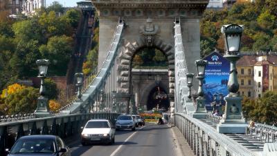 84ブダペストのドナウ川を彩る橋たちの景観