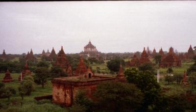 ミャンマーパガンの仏教遺跡を訪れる