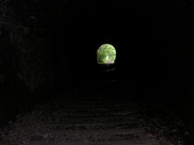 トンネル、鉄橋を歩く。