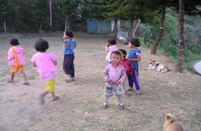 タイ北部旅行（55）純朴の里・メーサロンの子供たち。