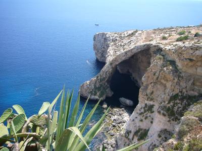 神秘的な青！　マルタの青の洞窟