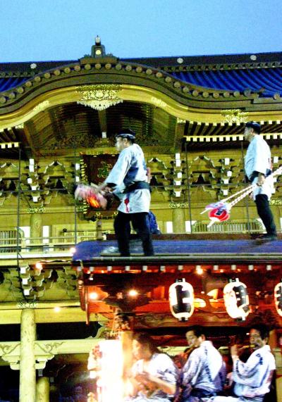 成田祇園祭-4　宵闇の街を熱情巡行　☆囃子と喚声が響く中を