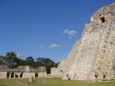メキシコ・グアテマラ古代との出逢い?　青い空とイグアナのウシュマル
