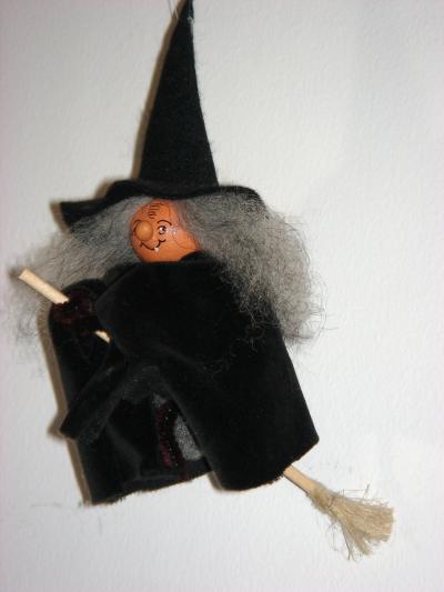 ストックホルムで見つけた”ほうきにの乗った魔女おばさん”