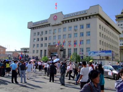 革命党本部ビルの崩壊の日。