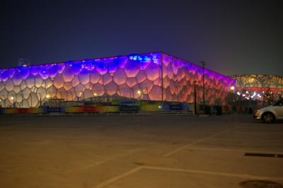 北京オリンピック開幕中の《鳥の巣》と《国際水泳場》会場の場外風景