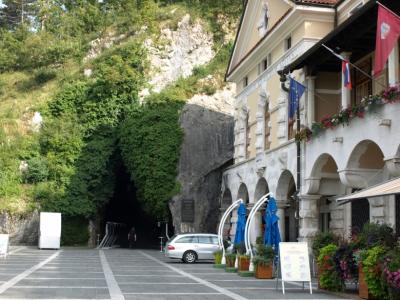 トロッコ列車に乗って鍾乳洞へ！ポストイナ鍾乳洞【クロアチアの旅、内陸部の大自然編その3】