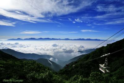 夏を迎えた千畳敷カール。駒ケ岳ロープウェイから雲海の彼方に富士山を望む。　/長野県駒ヶ根市