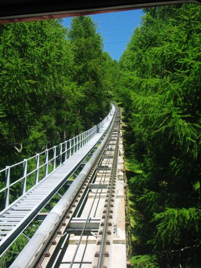 スイスＧＲ13　プント・ムライユ駅から山上へ　☆急勾配を登るケーブルカー