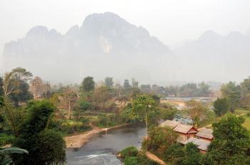 自然が一杯の小さな町、バンビエン