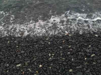 黒い丸石ばかりの不思議な浜、黒浜へ