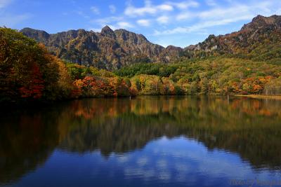 鏡池が戸隠連峰と紅葉を映し出す。/長野県長野市戸隠高原