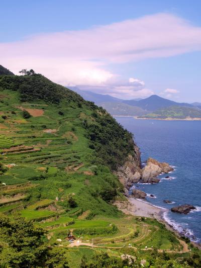 韓国慶尚南道　南海島カチョン村　棚田と海の風景