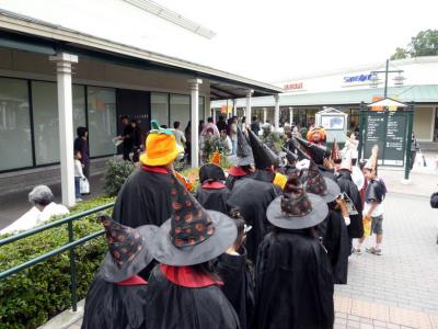 ４．東急ハーヴェストクラブ箱根翡翠　御殿場プレミアムアウトレット　キッズケアプログラム アウトレットでハロウィンパーティー　楽しい仮装パレード、みんなでTrick or Treat!!　 カフェ・フランセ・ロザージュのランチ