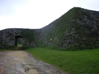 2008年10月 2度目の沖縄で世界遺産と美しい眺めを楽しむ旅 - 雨の初日は人がいない世界遺産と海辺の観光地巡り