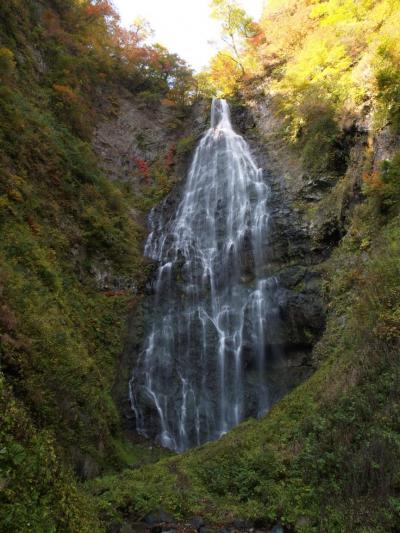 東北の秋・滝と山と紅葉と　滝めぐりシリーズ９７　日本の滝百選・くろくまの滝　青森県鯵ヶ沢町