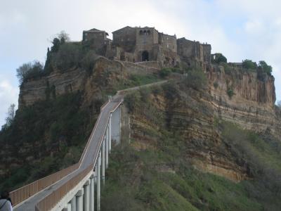 ローマ発　日帰り旅行　オルビィエート(Orvieto)＆チヴィタ・ディ・バーニョレージョ（Civita di Bagnoregio）