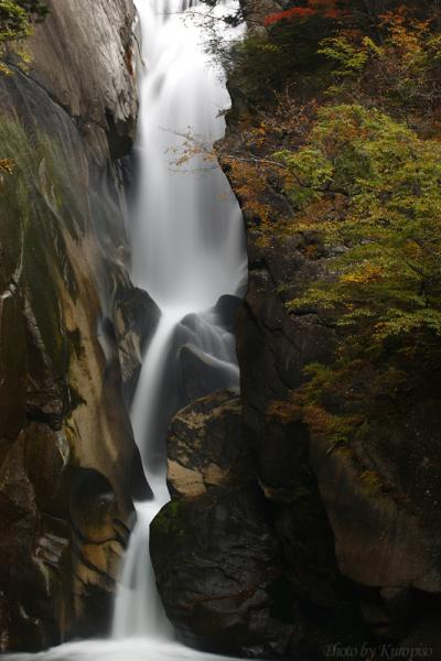 『日本の滝百選』　仙娥滝、紅葉がアクセントを与える昇仙峡の滝。・・・今回は滝のみ見てサヨナラ　/山梨県甲府市　