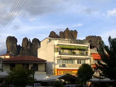 北へ南へ東へ西へ！みっしりギリシャ旅行記【10】奇岩を見上げる町・カランバカ