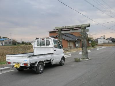 珍風景？道路に突然鳥居が・・・