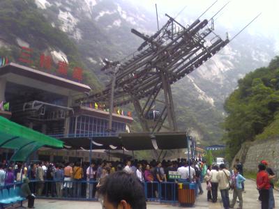 西安の華山を登る