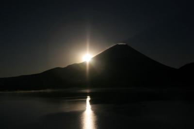 富士山・日の出　本栖湖にて