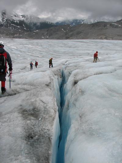 氷河の上で　歩く・登る・泊まる