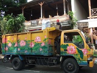 31水曜3日目２午前ゴミ収集車と市場とお参り