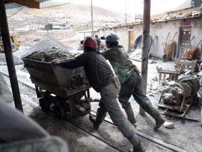 貧乏な国の最底辺の労働 ボリビアの炭鉱労働者を見る