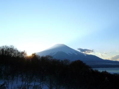 ０５．エクシブ山中湖　３号館前のお庭で雪遊び　日没前後の富士山