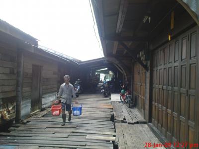 坂の街ＴａｎｊｕｎｇＰｉｎａｎｇタンジョンピネン（ビンタン島）街歩き２−２、闇と雲（と笑顔）を観る旅