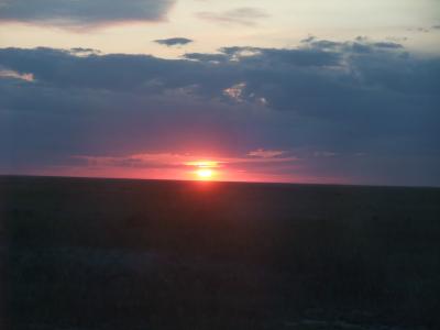 カザフスタンの草原に沈む夕陽