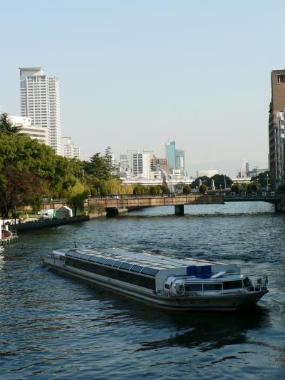 日本の旅　関西を歩く　大阪、水上バス「アクアライナー」から見る光景