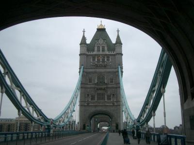 Tower Bridge は勝鬨橋かな。歴史が違うかな。