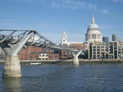 Millennium Bridge でThe Thames を渡る