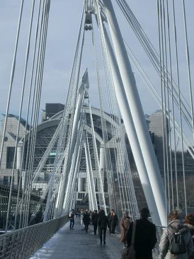 Golden Jubilee Bridges を渡り Charing Cross まで