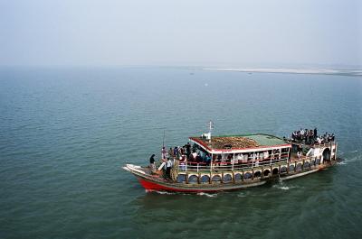 2008年冬インド&バングラデシュ Vol.2：緑色の大地と茶色の川面、まるでパレットに広がる原色の世界だ