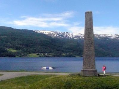 スカンジナビア旅情?:30石造りの教会が見下ろすヴァングス湖畔