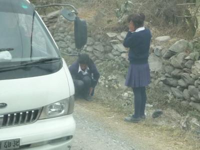 ポカラにバスで移動・・・女学生バスに跳ねられる