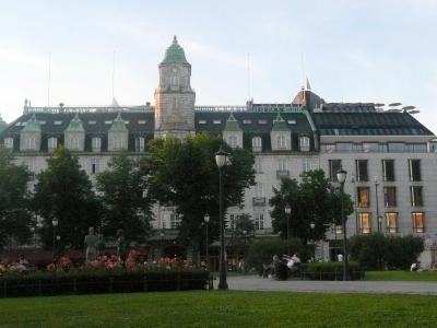 スカンジナビア旅情?:41オスロ市街散策：グランドホテルとホテルの前の夜のカール・ヨハン通り