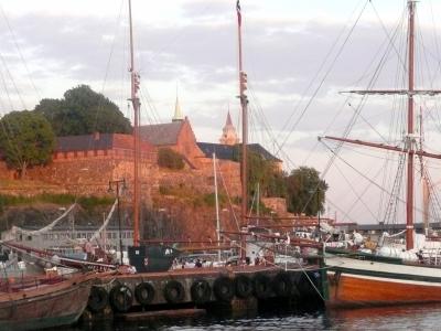 スカンジナビア旅情?:41オスロ市街散策:夕日に染まるのアーケシュフース城と白い帆船