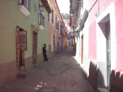 ずっと息苦しい。富士山の頂上と同じ高度の国で奮闘。