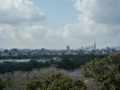 歩いて行く福岡市内