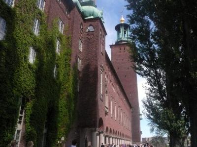 スカンジナビア旅情?:44ストックホルム市庁舎：外観と対岸のガムラスタンのパノラマ