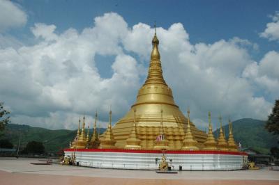 タイ・メーサイ⇔ミャンマー・タチレク（国境線にはサーイ川が流れている。