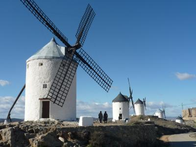スペイン　真っ青な空　白い風車　